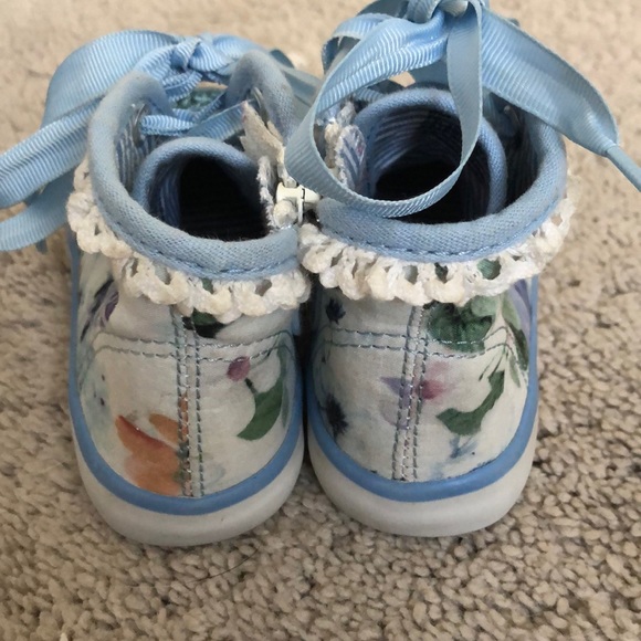 Girls Blue Floral Sparkly Ribbon Sneakers size 6 - Picture 2 of 3